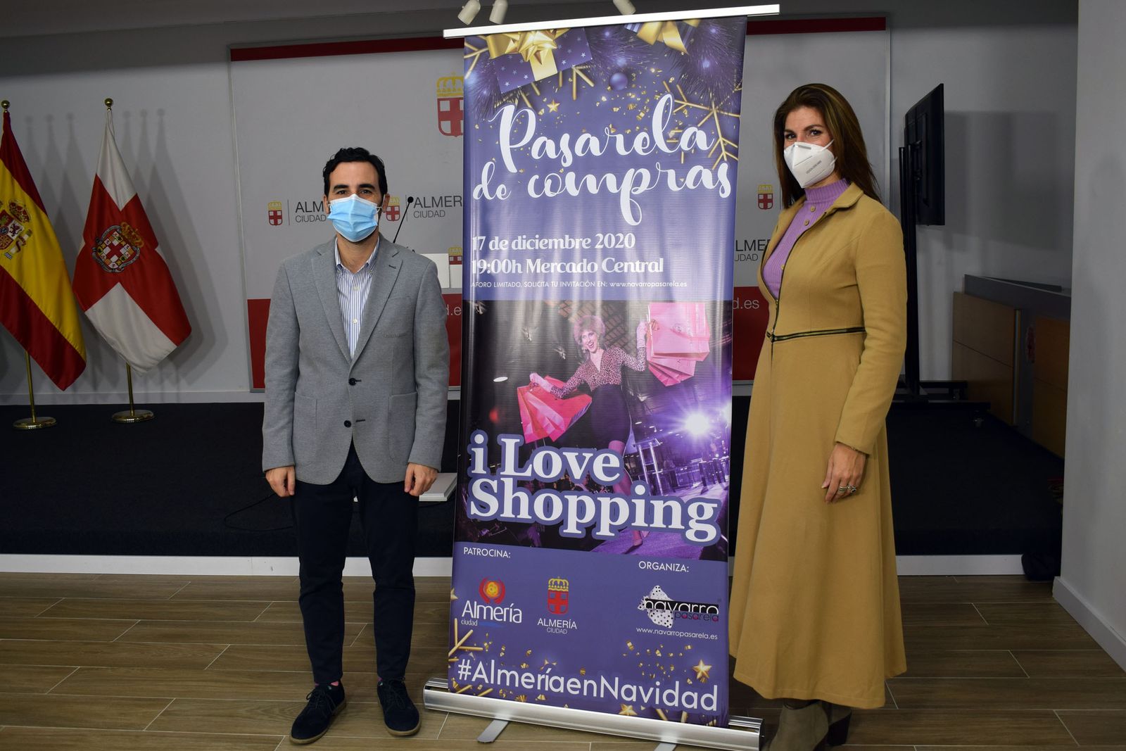 Carlos Sánchez y Rosalía Navarro presentando la pasarela de compras.