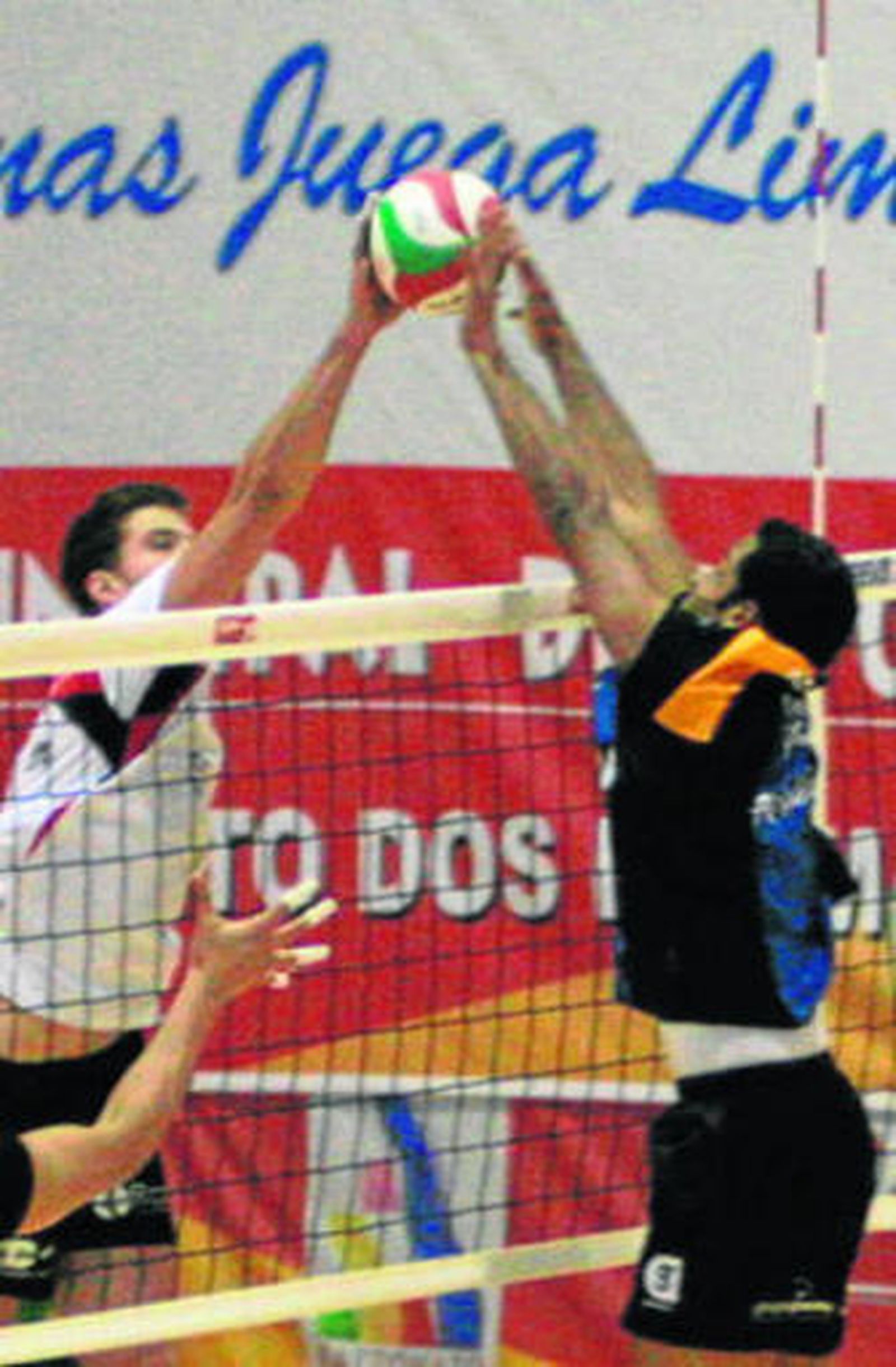 Arias hace un bloqueo a un jugador del Multicaja Fábregas.