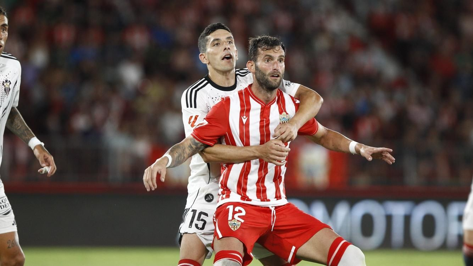 Fran Gámez agarra a Leo Baptistao en el partido del pasado lunes.