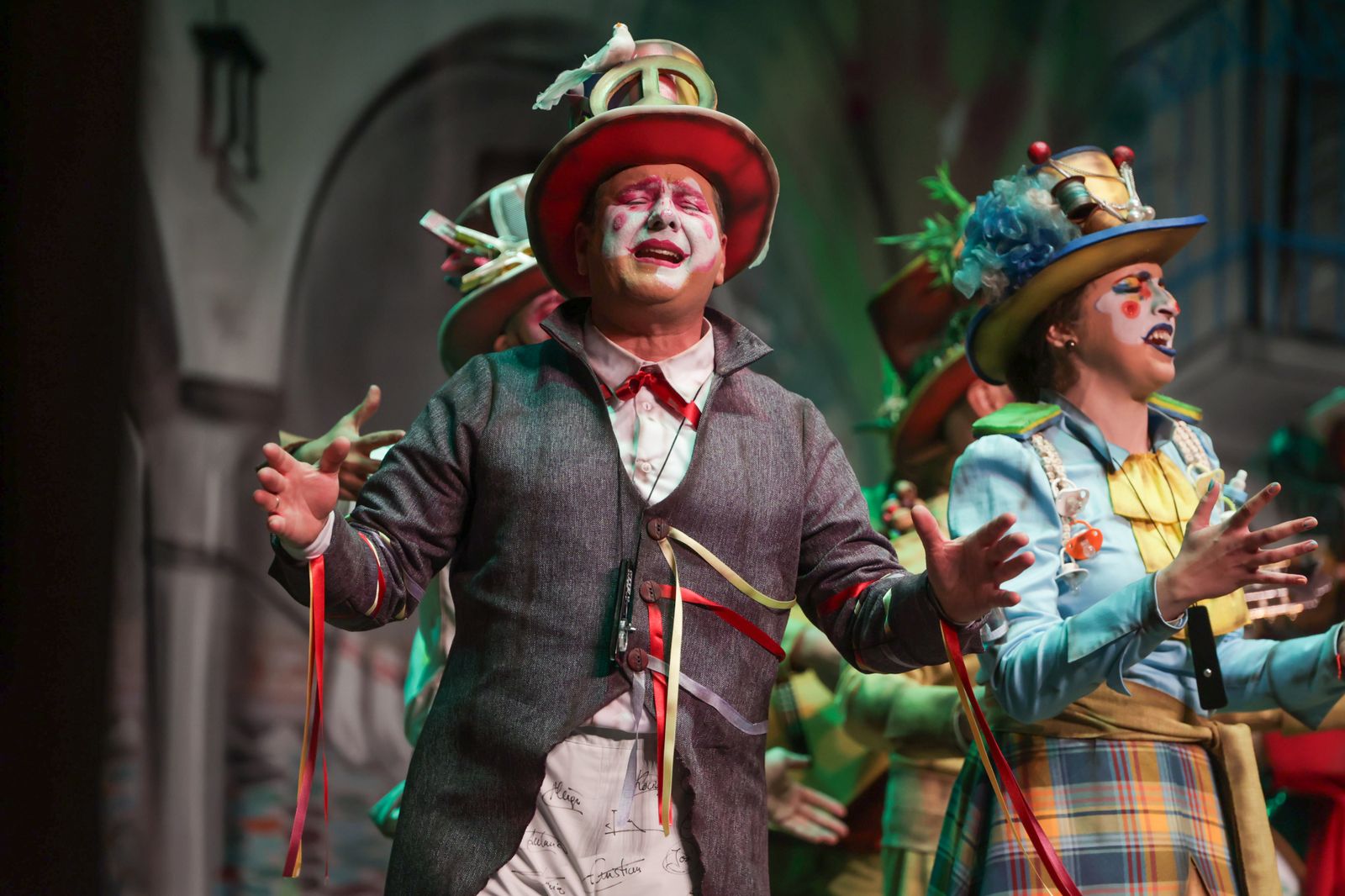 Imágenes de la actuación de la comparsa de Bollullos Par del Condado "La Clase Alta" en el Carnaval Colombino