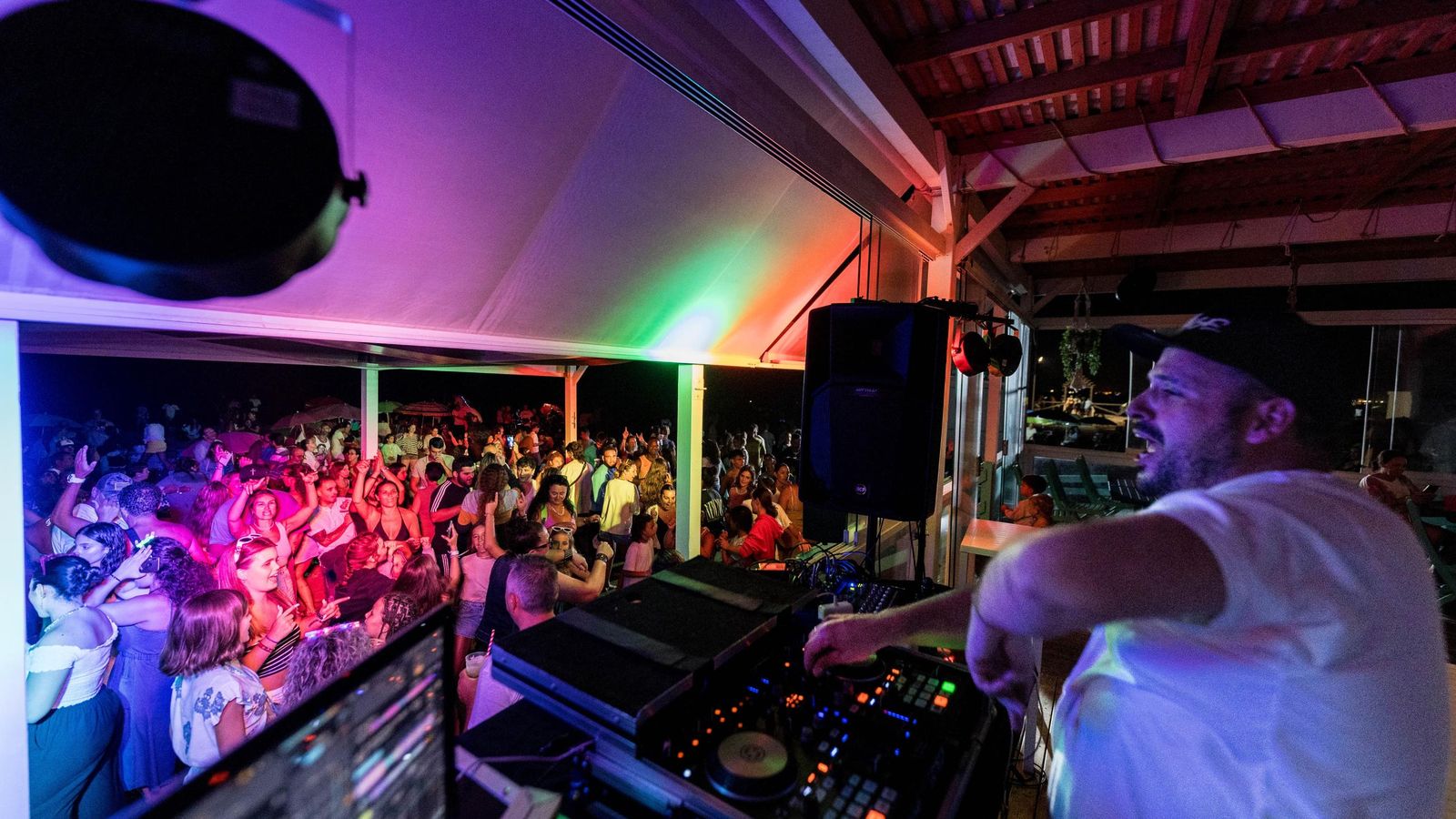 Gran ambiente nocturno en el entorno de los chiringuitos.