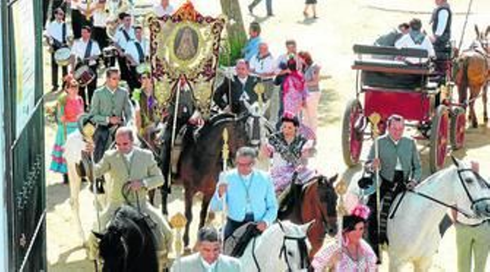 El Simpecado, presidiendo la comitiva cuando aún ésta no había dejado Almonte.