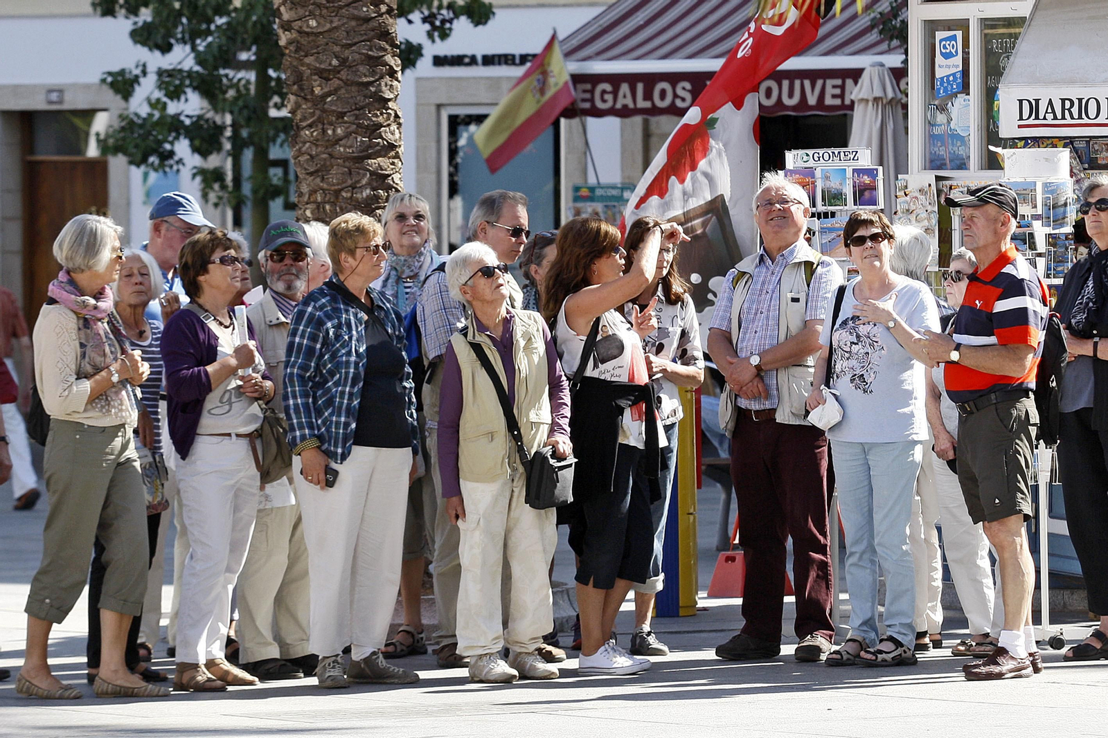 Turistas en la plaza de San Juan de Dios de Cádiz.