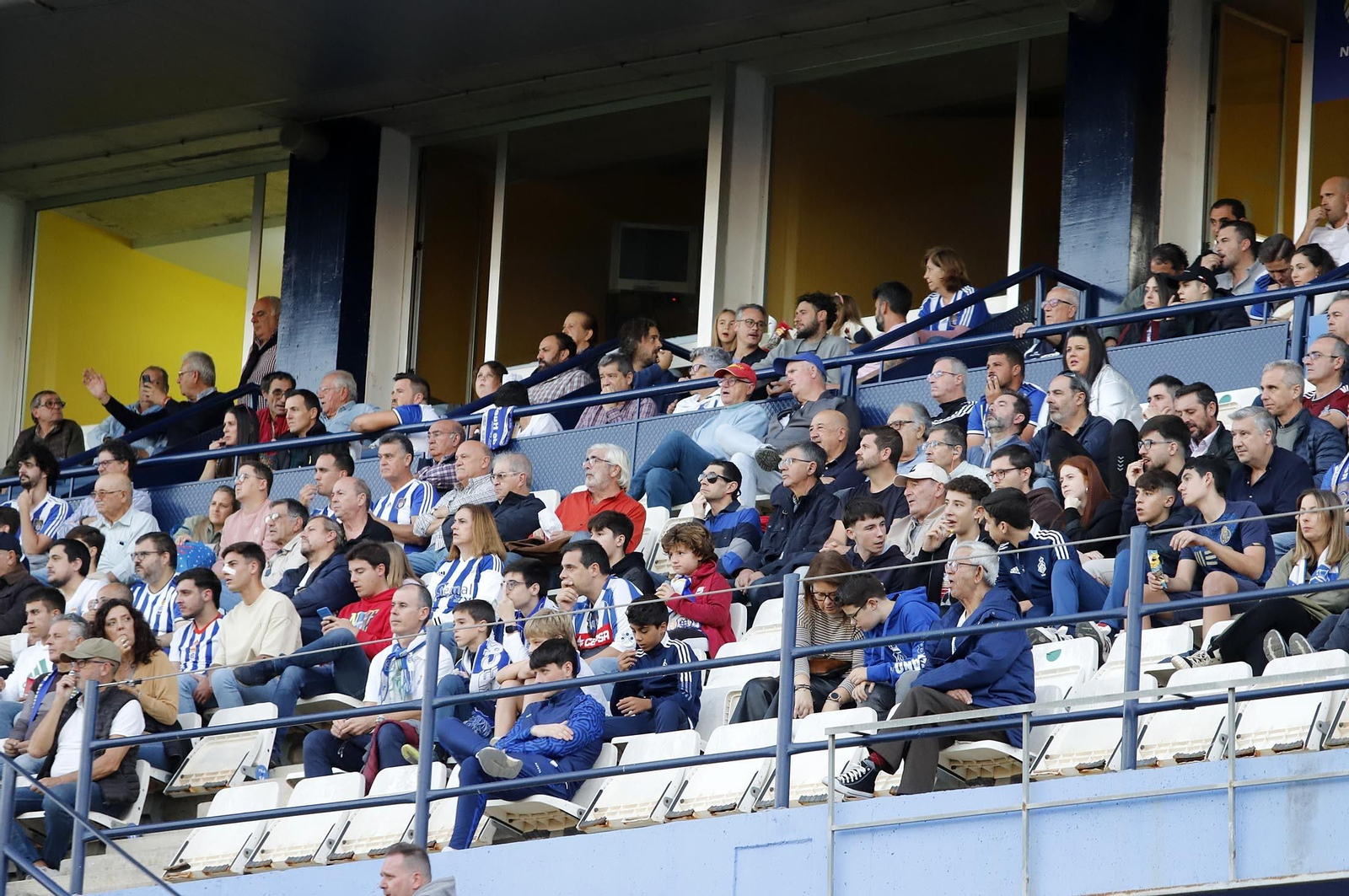 Gran ambiente en las gradas del Nuevo Colombino para el Recre-At Sanluqueño, en imágenes