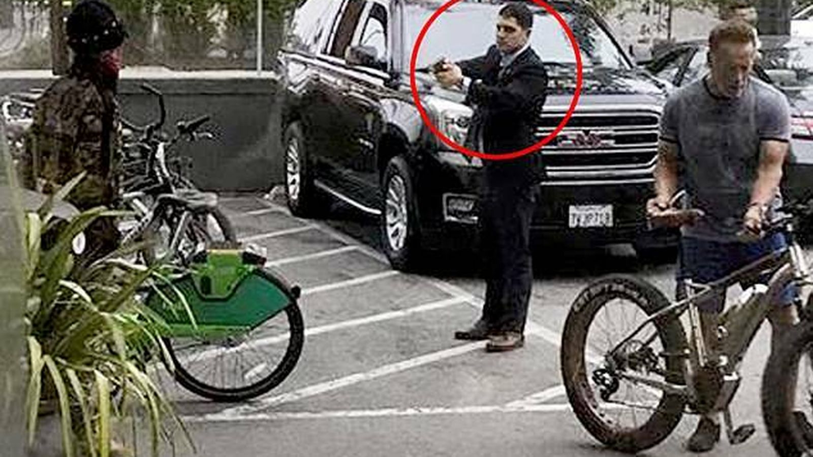 El guardaespaldas de Arnold encañona al delincuente