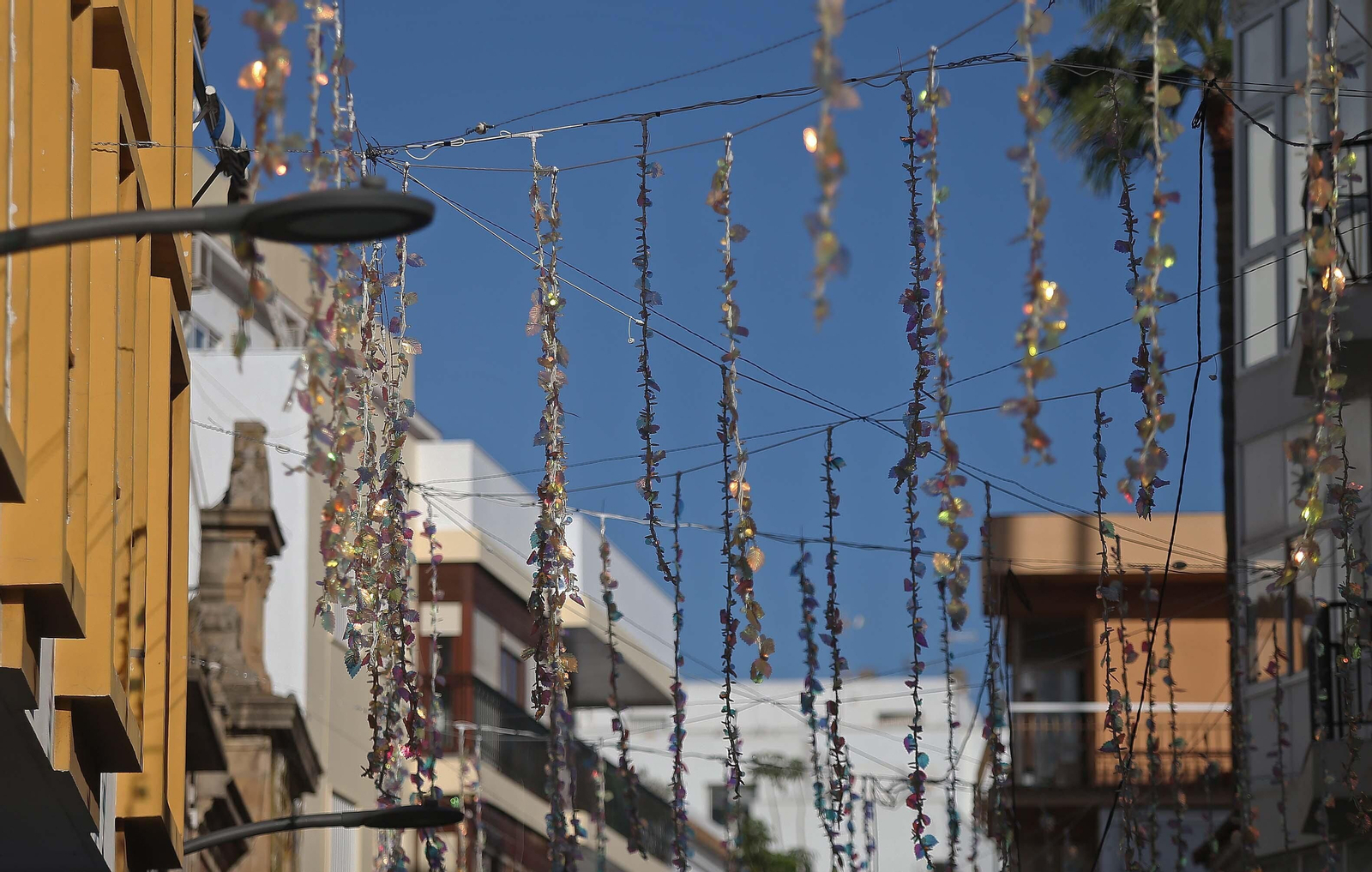 Fotos del montaje del alumbrado de Navidad en Algeciras