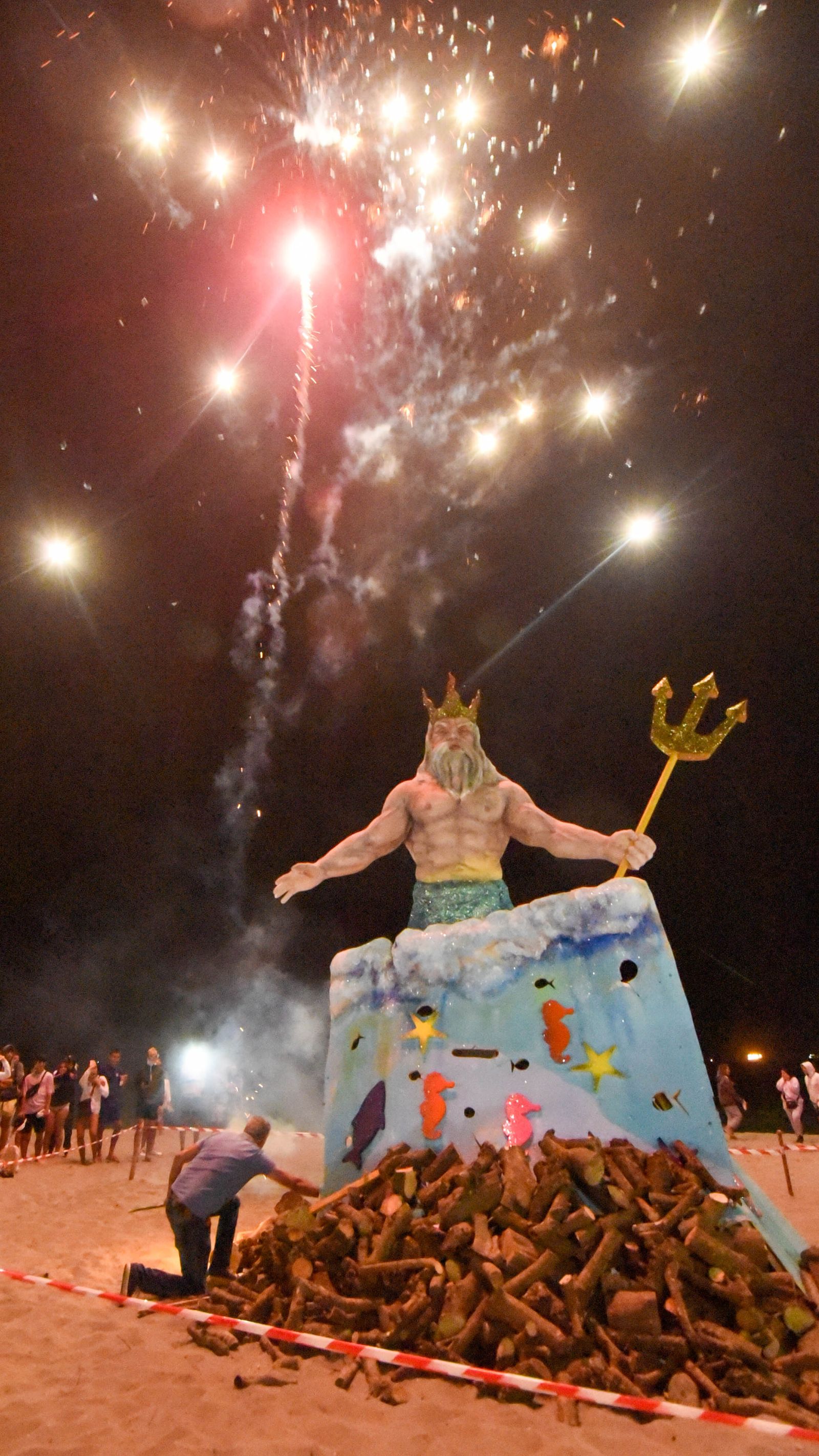 Fotos de la hoguera de San Juan en La Línea