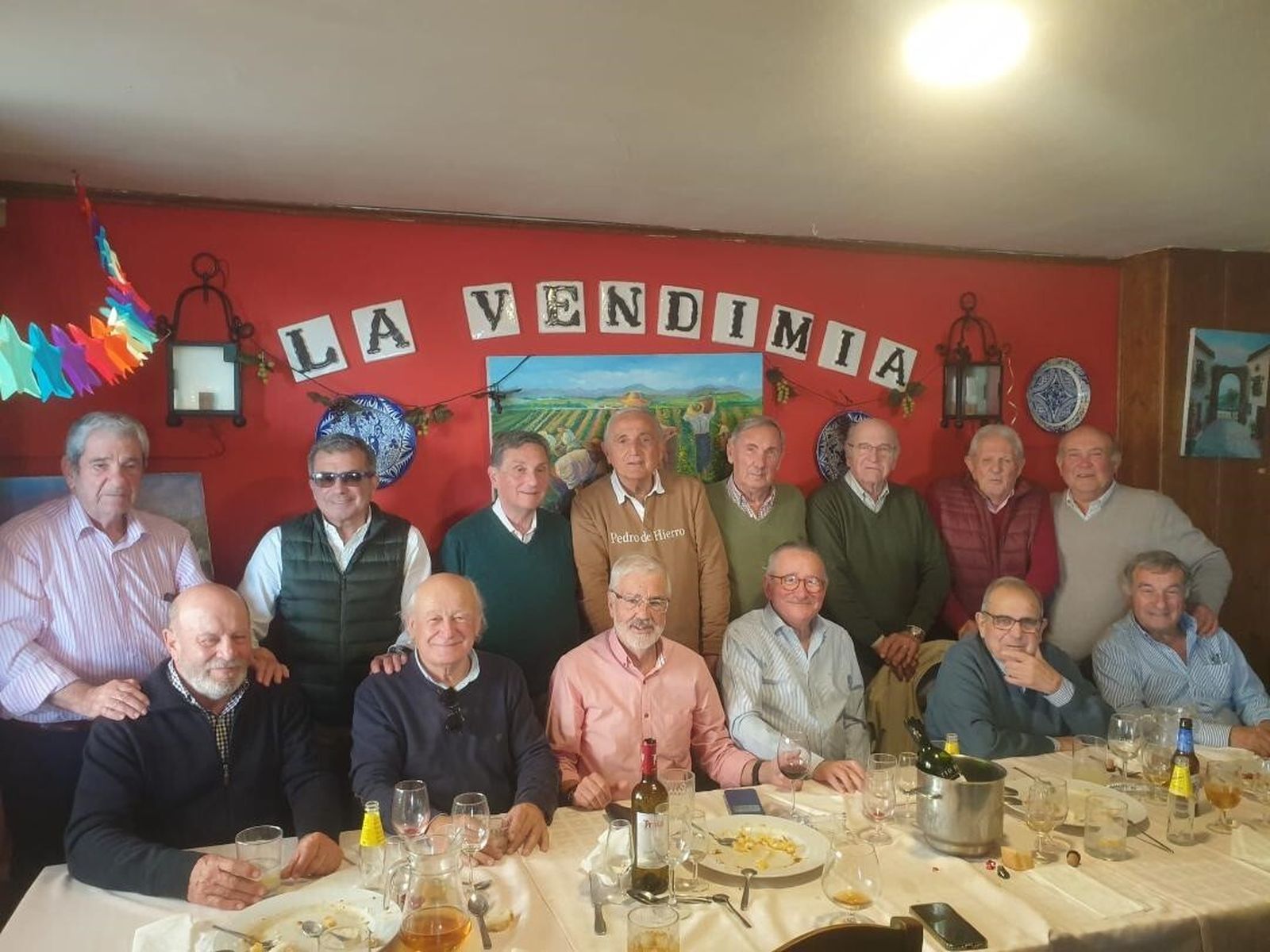 Juan Montañés, Joaquín Castrillón, Clemente Miralles, Nacho Morillo, Antonio Muñoz, José Bueno, Manuel Morillo, Ignacio Castro, Francisco Morillo, Manuel Durán, Diego Quintero, José Romero, Modesto Berraquero  y Lorenzo Herrera, durante la comida.