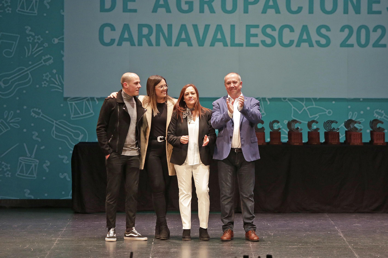 Imágenes de la entrega de los antifaces de oro en el Gran Teatro Falla