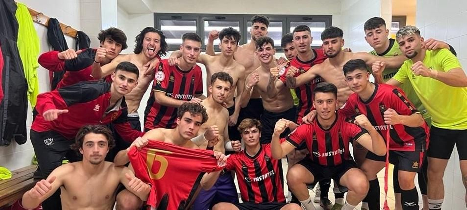 Los jugadores del Séneca celebran su triunfo en El Ejido.