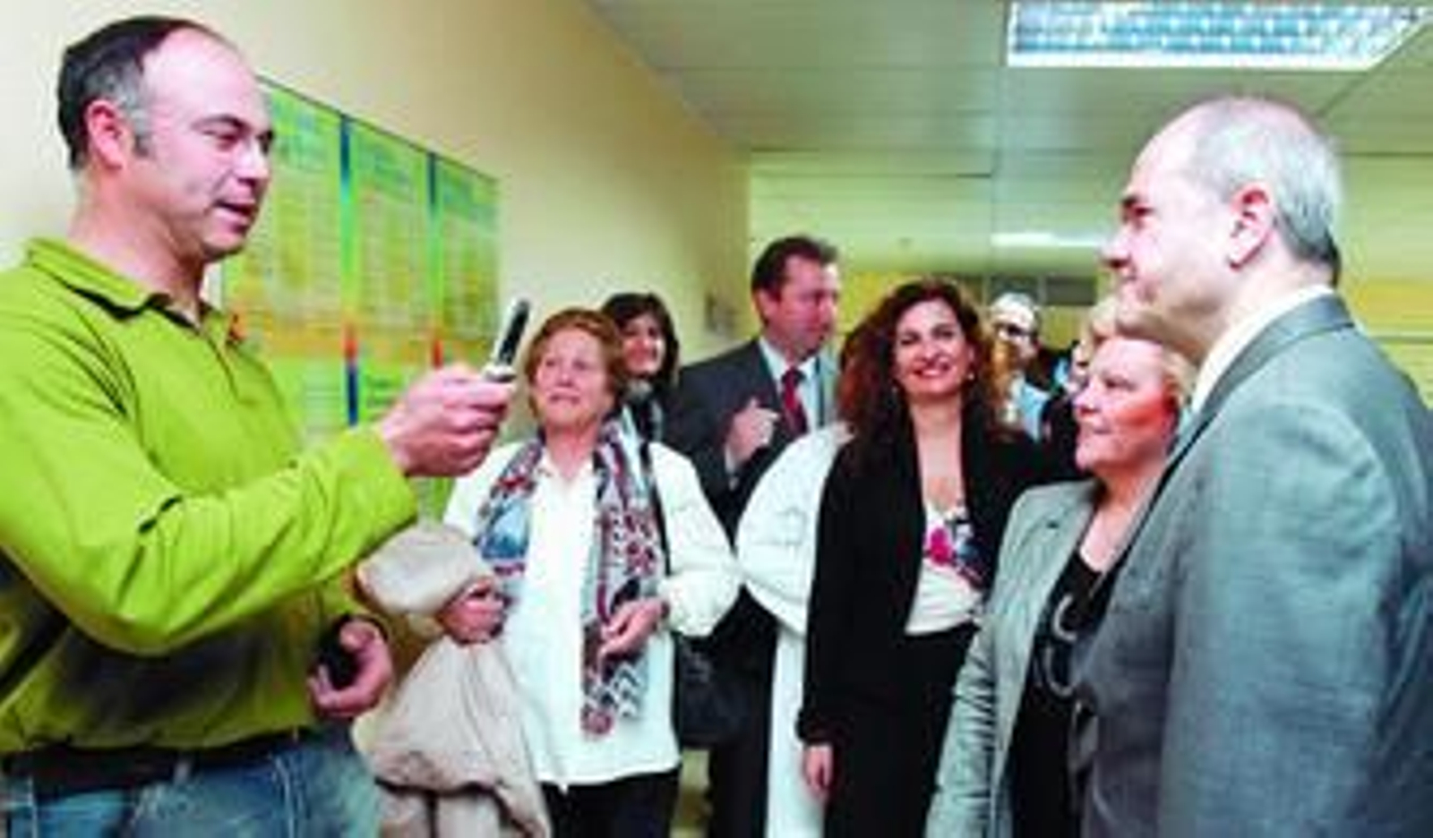 Chaves se deja fotografiar con un teléfono móvil en el pasillo del complejo hospitalario.