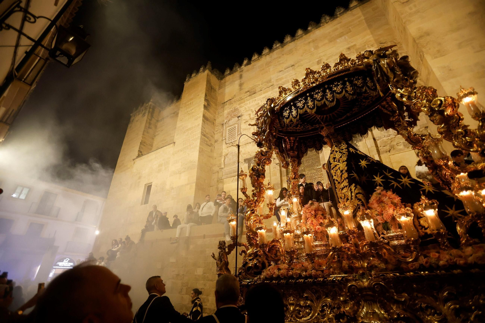 Ánimas celebra el 50 aniversario de la Virgen de las Tristezas por las calles de Córdoba
