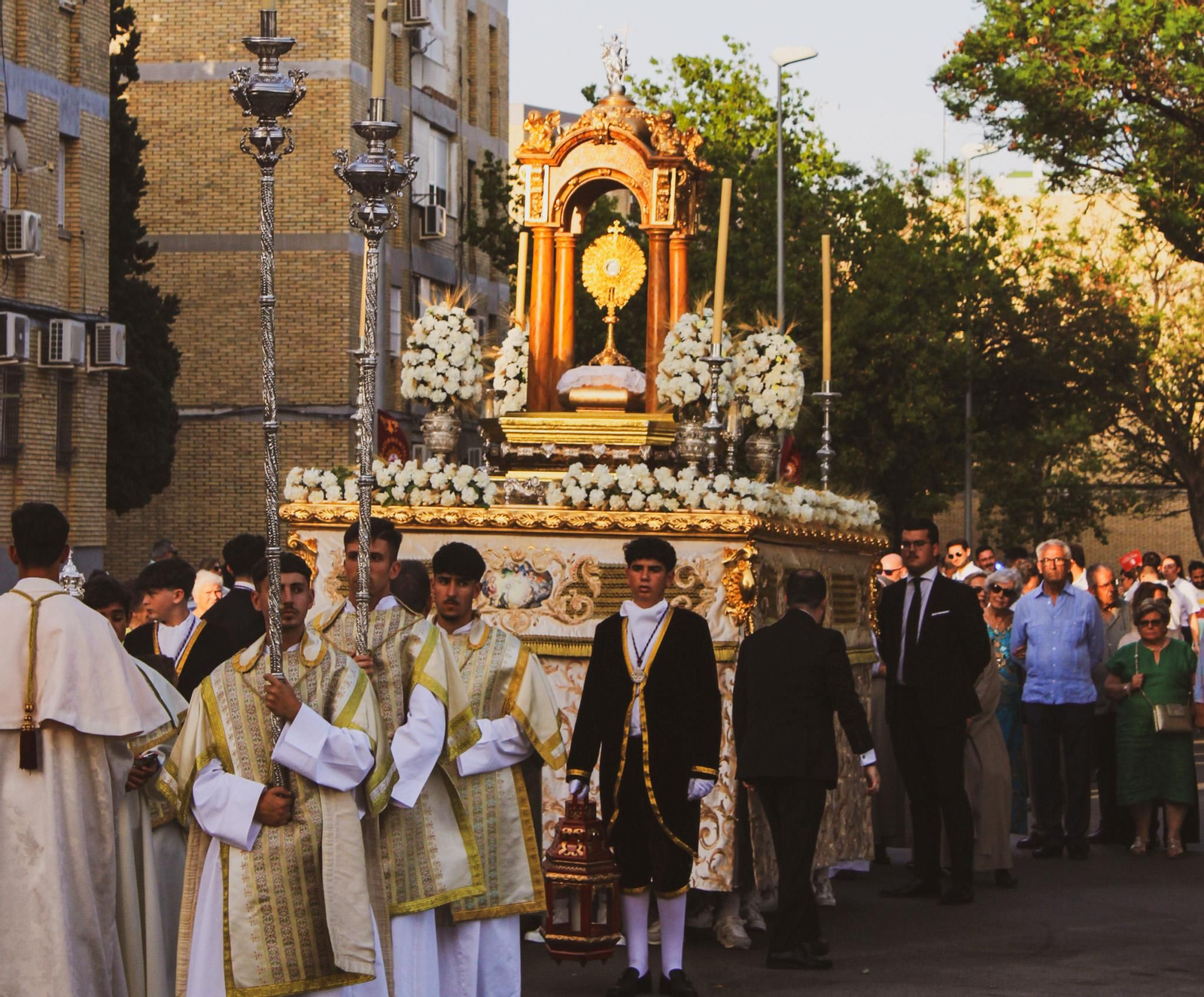 Una imagen del Santísimo por las calles de San Benito.