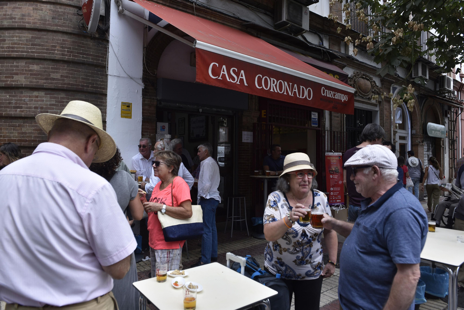 Clientes de la popular cervecería Coronado