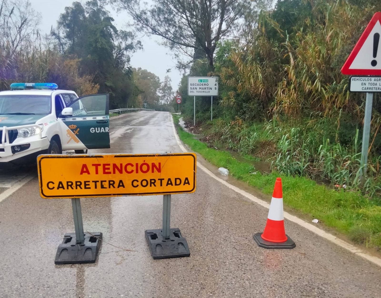 La carretera A-2102 permanece cortada al tráfico.
