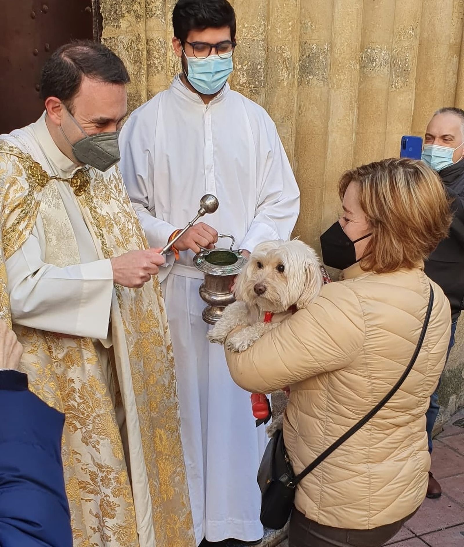 Bendición de mascotas en la parroquia de San Miguel.