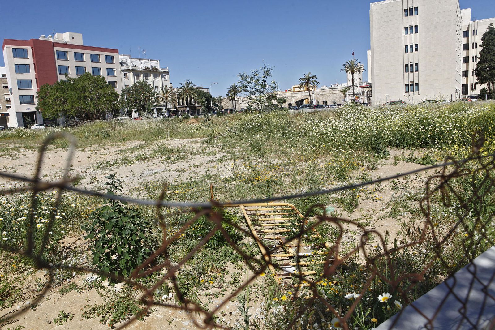 El solar de la antigua Subdelegación y Radio Juventud, completamente abandonado, en una imagen de archivo.