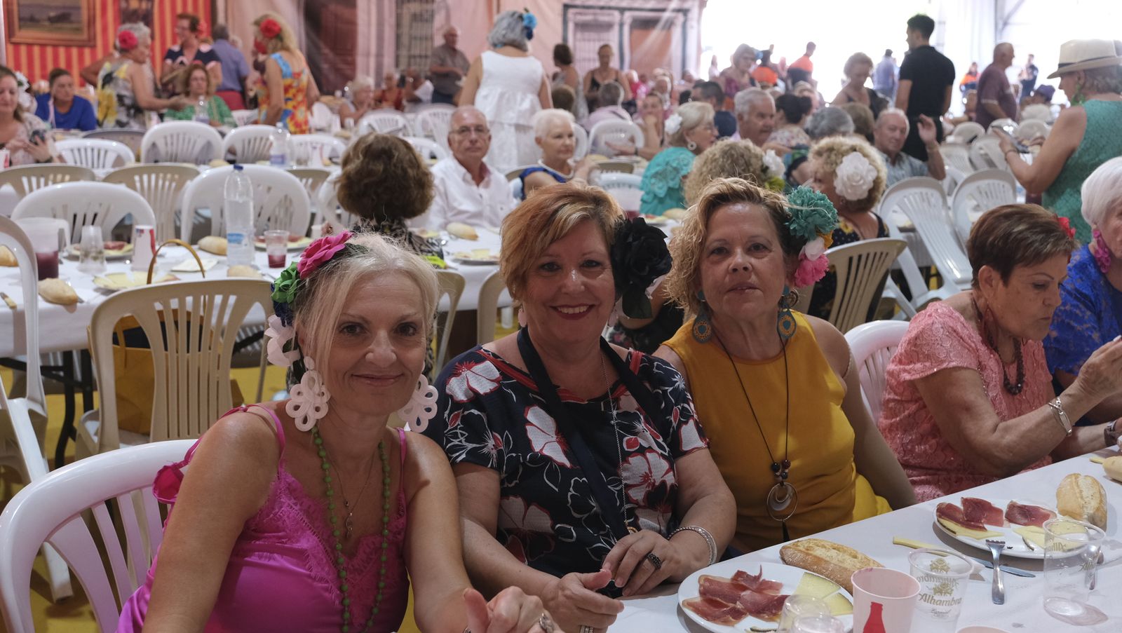 Imágenes de la comida homenaje a los mayores en la Caseta Municipal de la Feria de Almería 2022