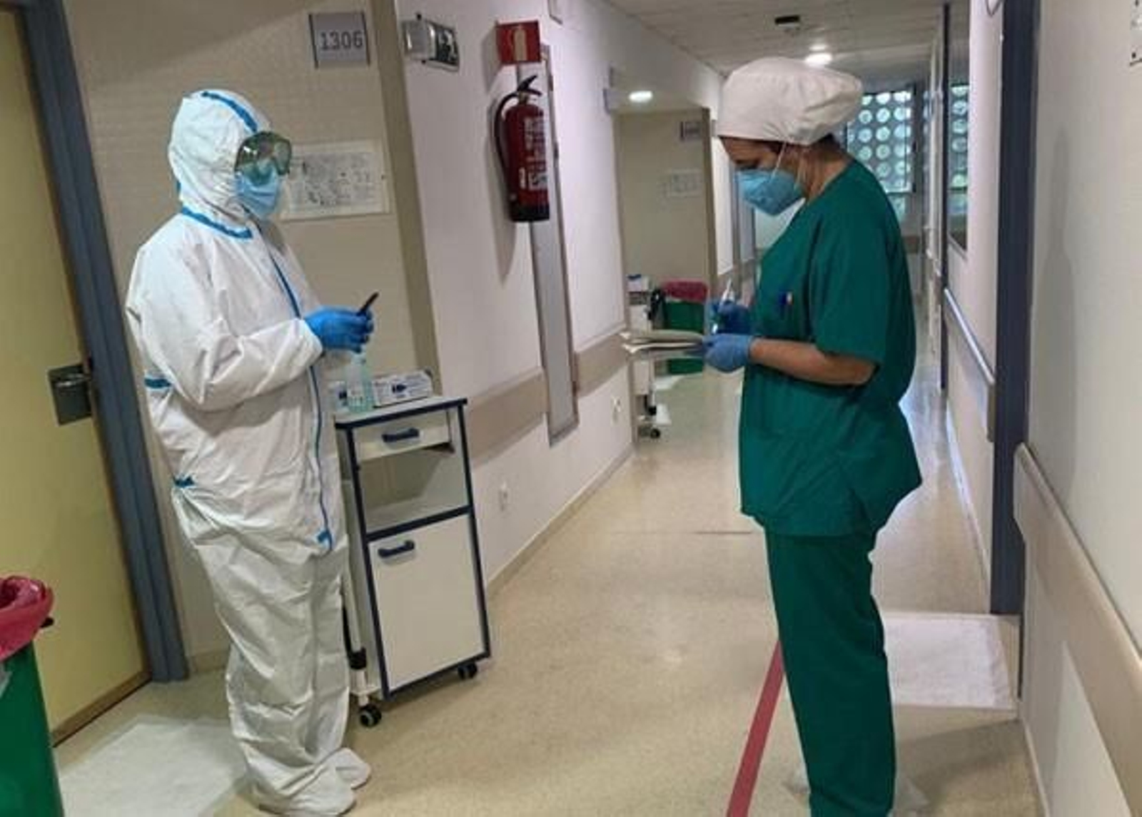 Dos profesionales de una de las unidades covid del Hospital Reina Sofía.