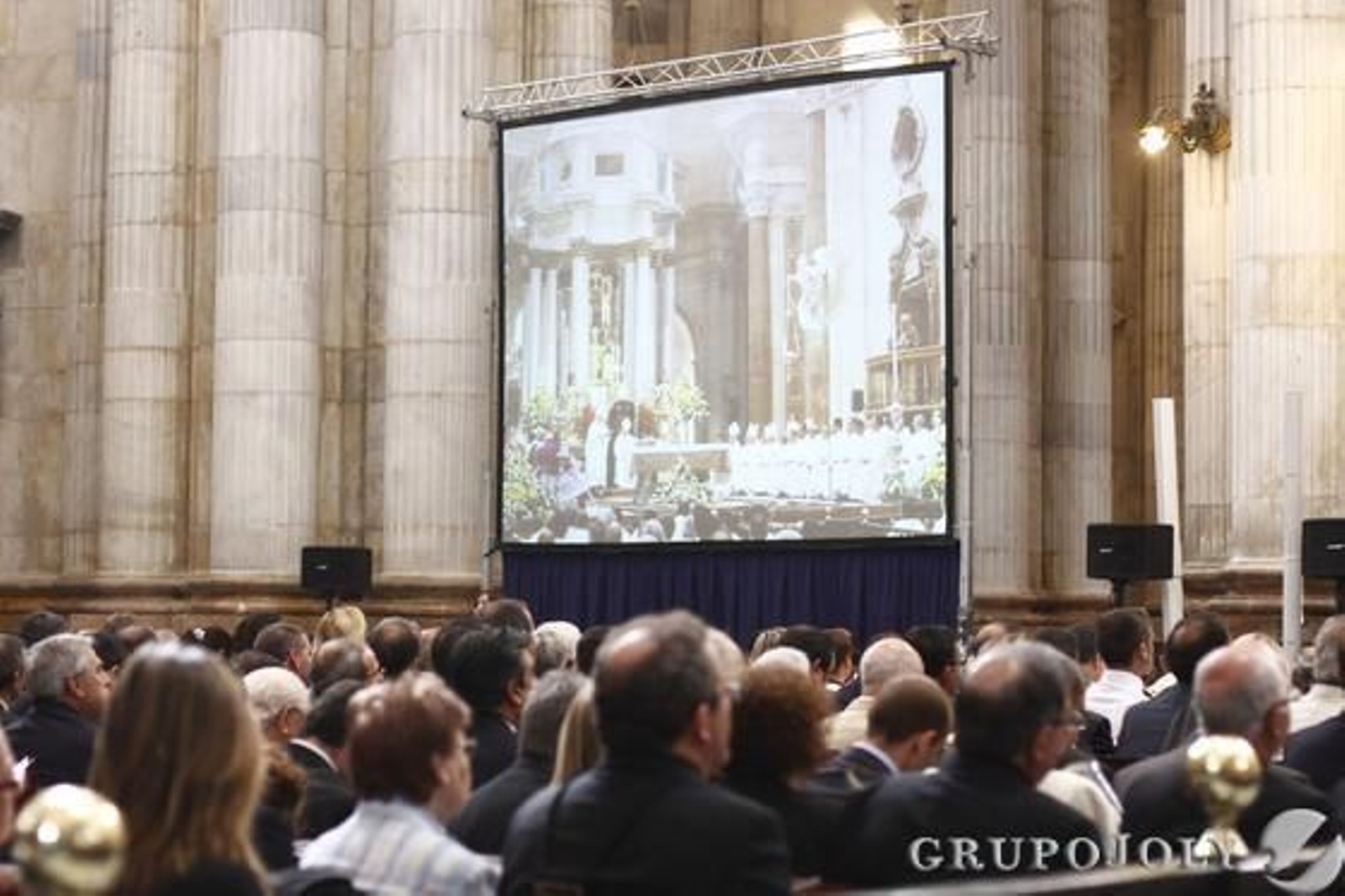 Imágenes de la toma de posesión del nuevo obispo de Cádiz y Ceuta, Rafael Zornoza Boy, en la Catedral de Cádiz.

Foto: Lourdes de Vicente - Joaquin Pino