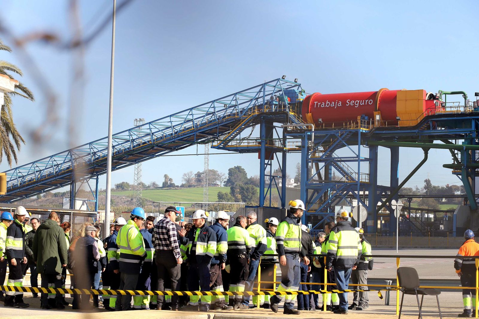 Trabajadores de la azucarera del Guadalete durante la concentración en memoria del trabajador fallecido.