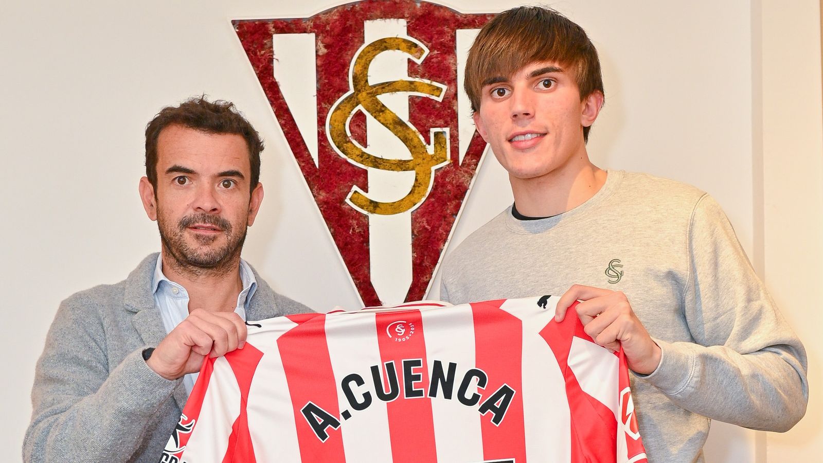 El cordobés Andrés Cuenca posa con la camiseta del Sporting de Gijón, su nuevo equipo.