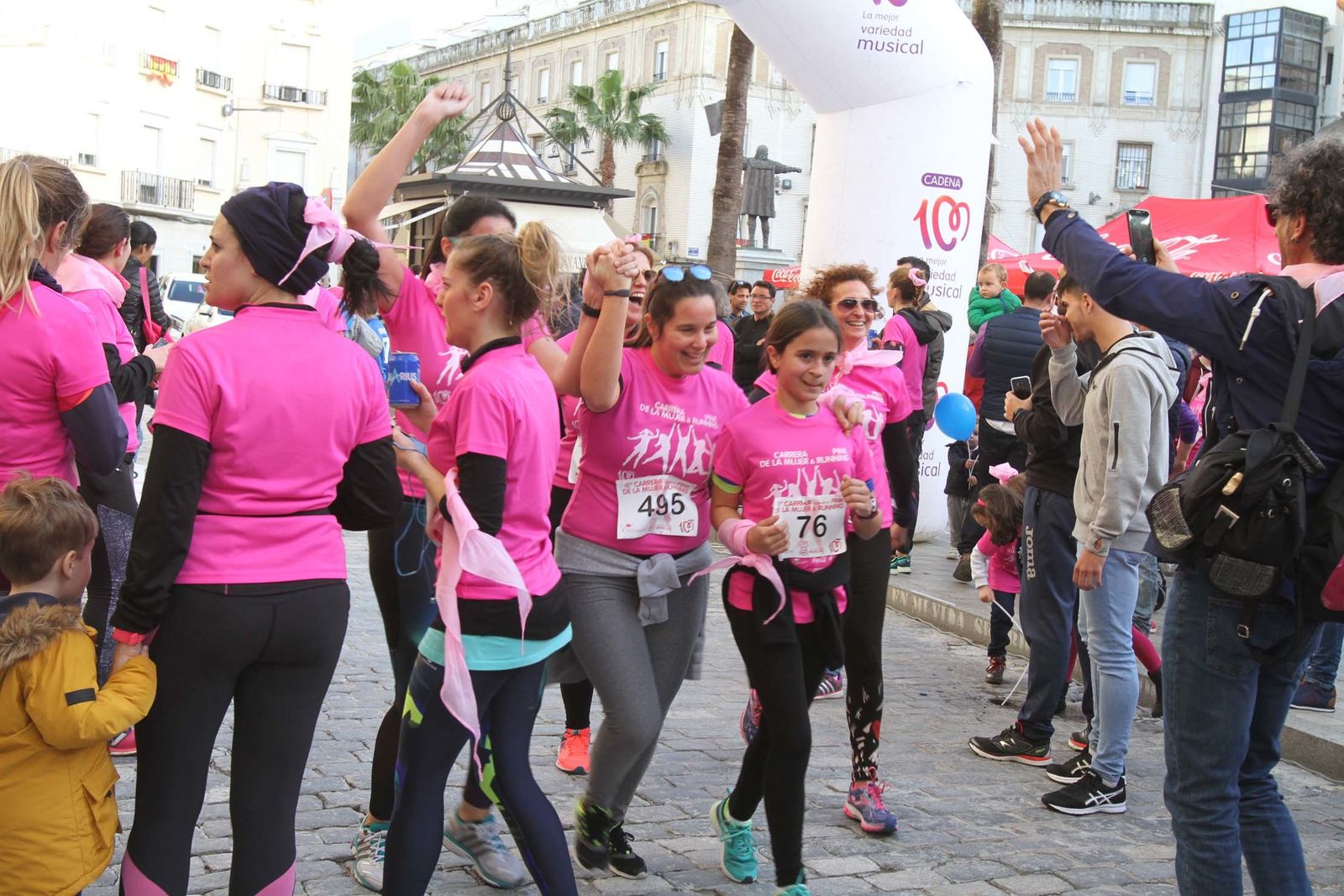 Imágenes de la Carrera contra el cáncer de mama de Huelva.