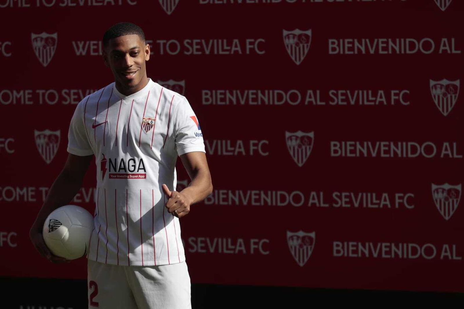 Anthony Martial posa con la camiseta del Sevilla.
