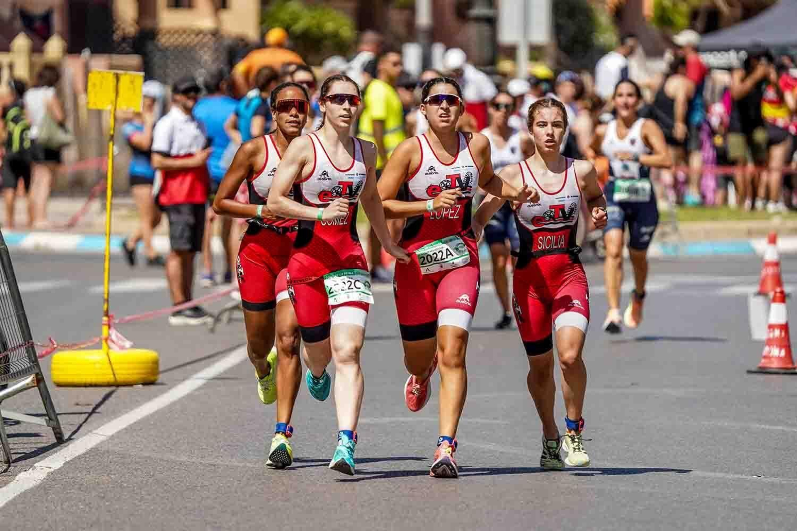 Uno de los equipos participantes durante la prueba celebrada el pasado año en Roquetas. Uno de los equipos participantes durante la prueba celebrada el pasado año en Roquetas.