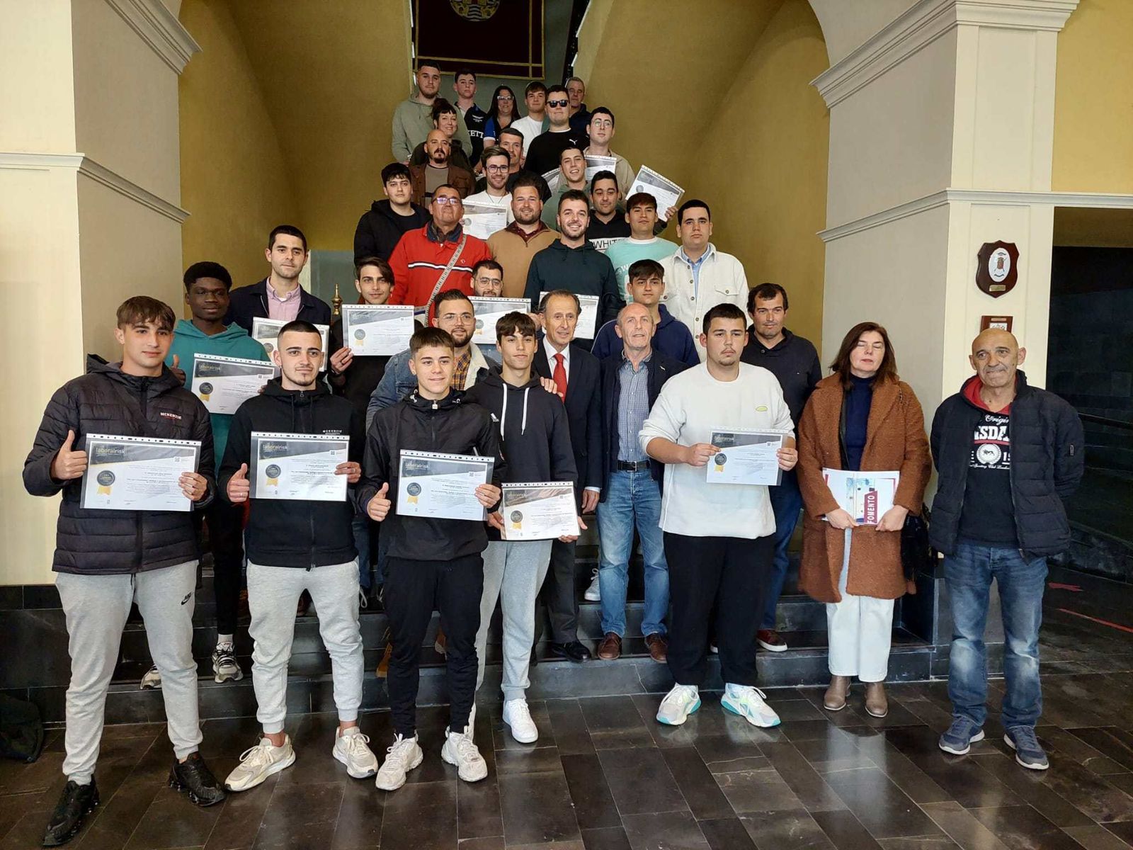 Entrega de diplomas del cursos de prevención de riesgos laborales para electricidad y trabajos en altura.