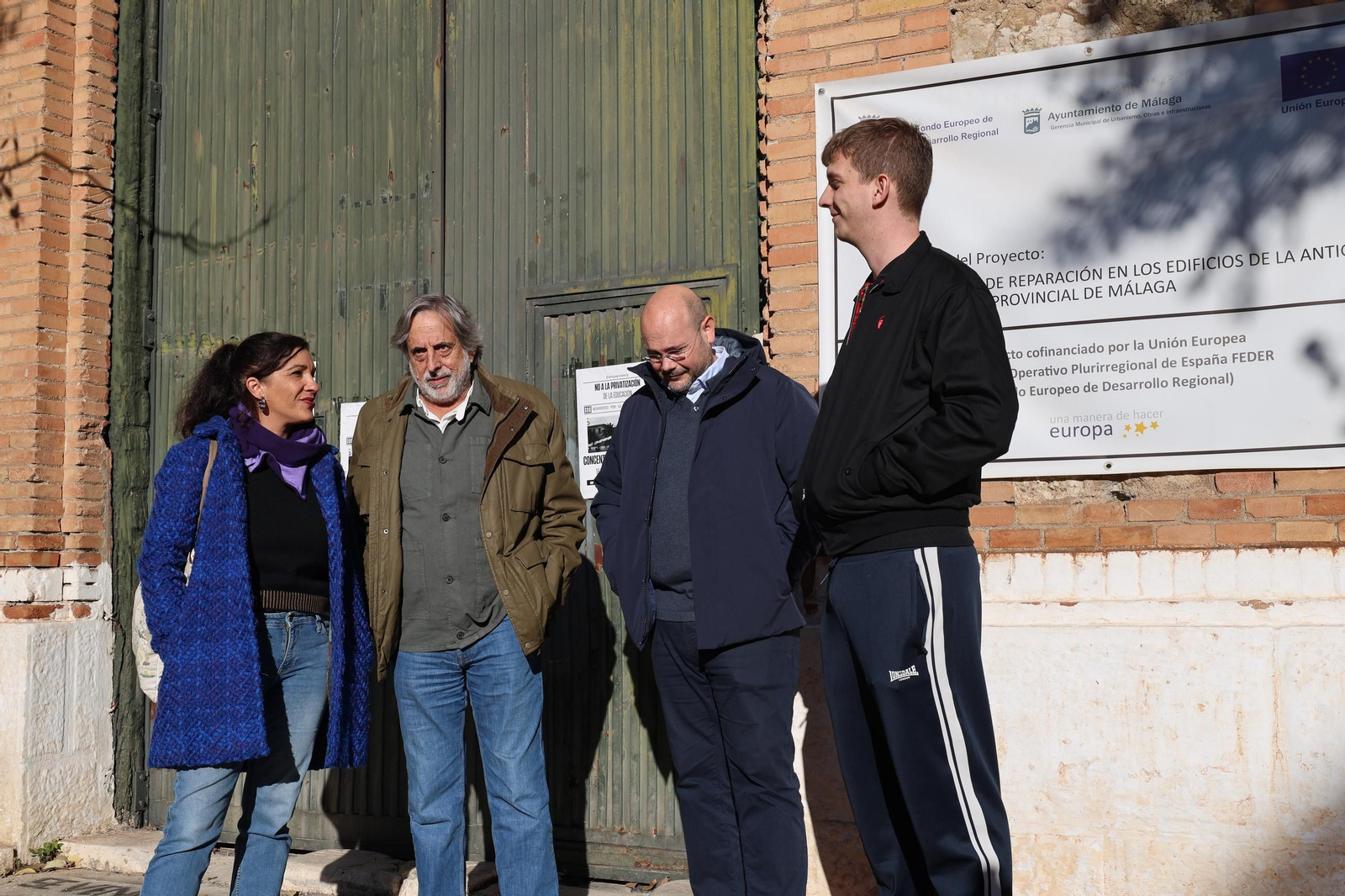 Los representantes de la formación ante la antigua cárcel de Málaga.