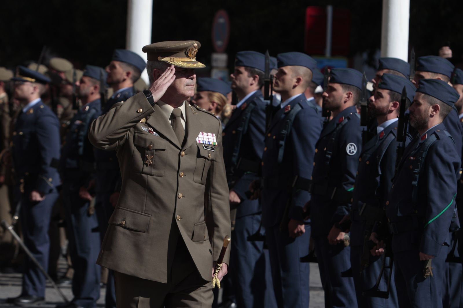 Las imágenes del acto de izado de la Bandera Nacional en la Plaza de San Francisco