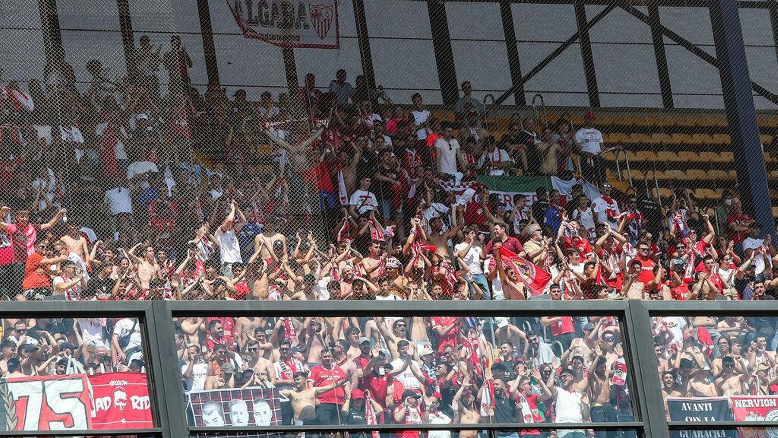 La afición del Sevilla, en la zona acotada para visitantes en el Estadio de la Cerámica. La afición del Sevilla, en la zona acotada para visitantes en el Estadio de la Cerámica.