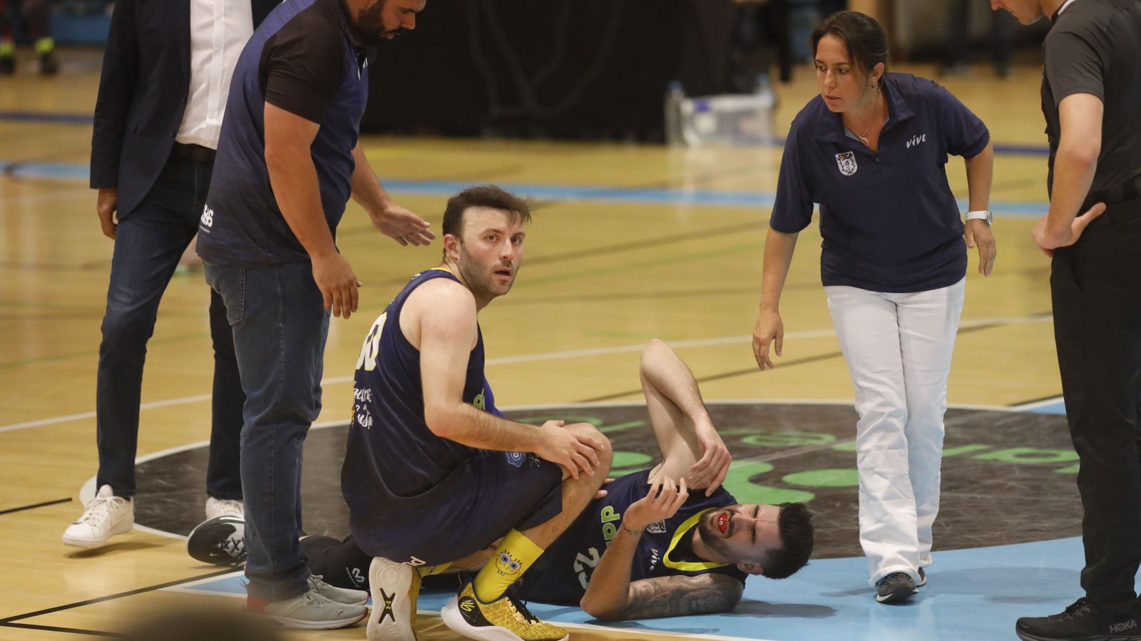 Miki, junto al lesionado Aramburu.