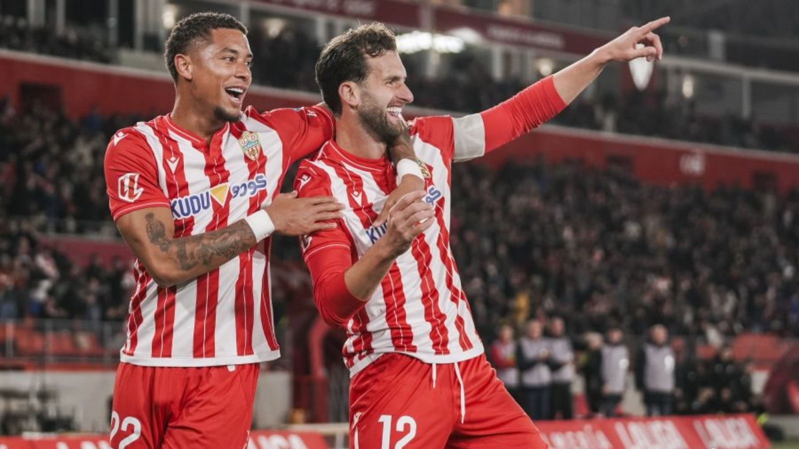 Daijiro Chirino y Leo Baptistao celebran el primer tanto del encuentro.