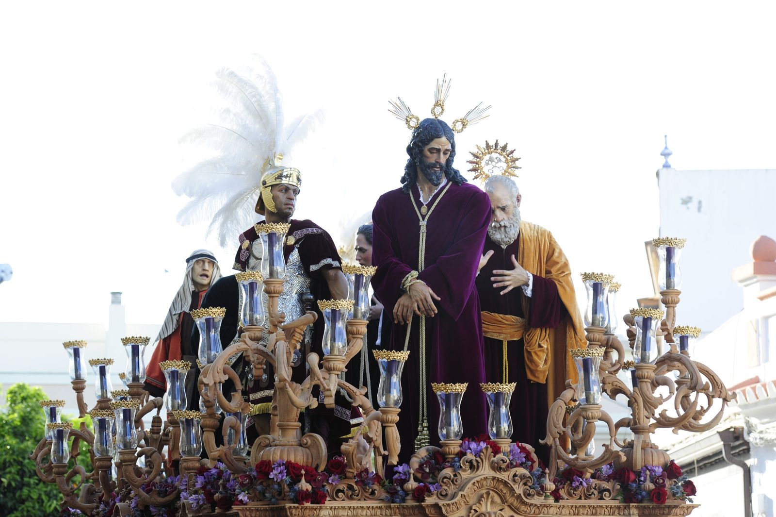 El Señor del Soberano Poder durante su estación de penitencia por las calles de Camas