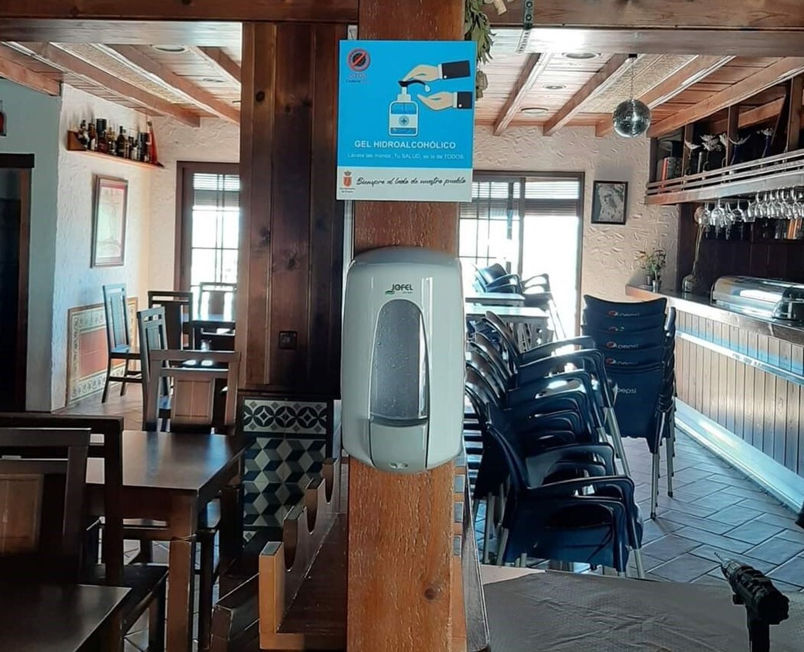 Un dispensador de gel en un bar del pueblo.