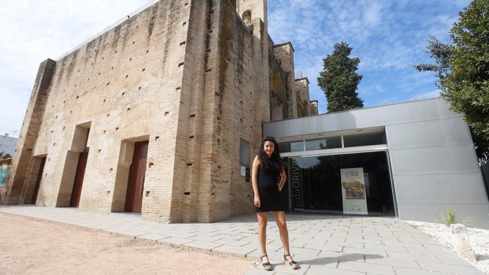 Azahara Palomeque, delante de la Sala Orive, donde se desarrollan buena parte de los actos de Cosmopoética.