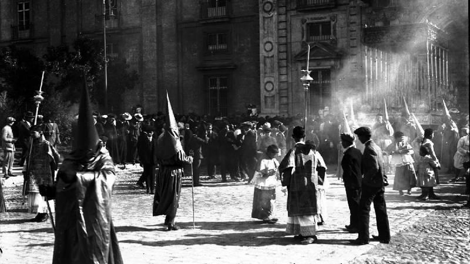 La Virgen de la Victoria en 1918 saliendo de la antigua Fábrica de Tabacos.