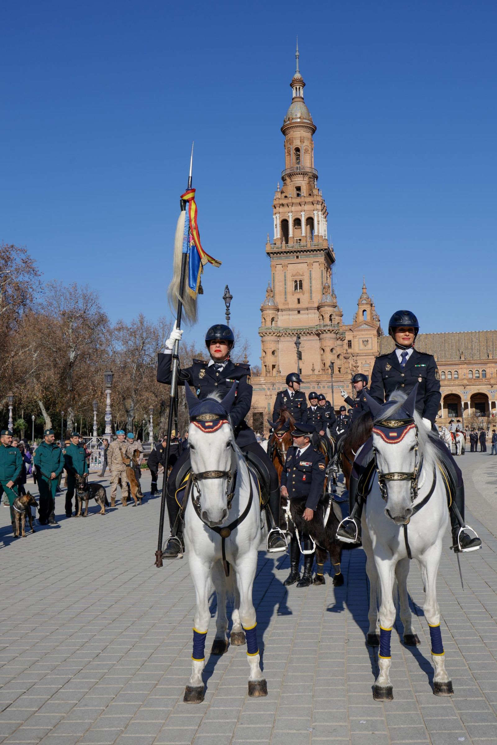 Las imágenes de la celebración del día de San Antón por la Policía Nacional en la plaza de España