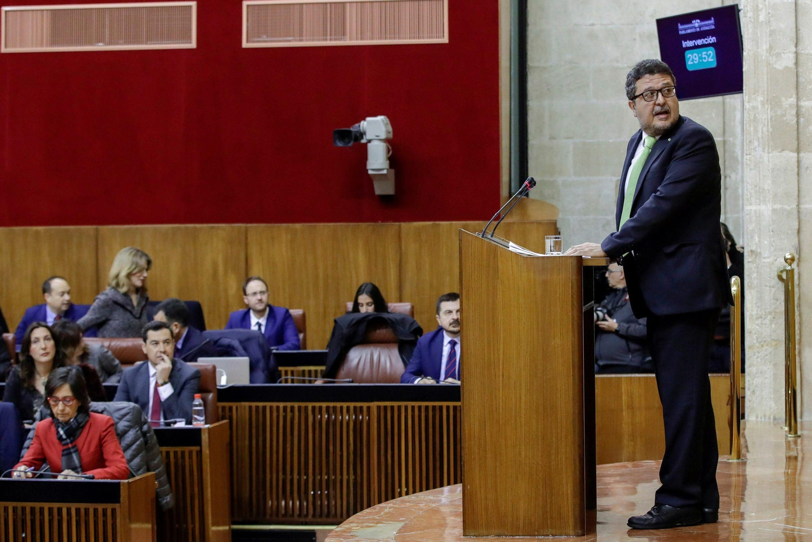 Francisco Serrano, en la tribuna del Parlamento andaluz.