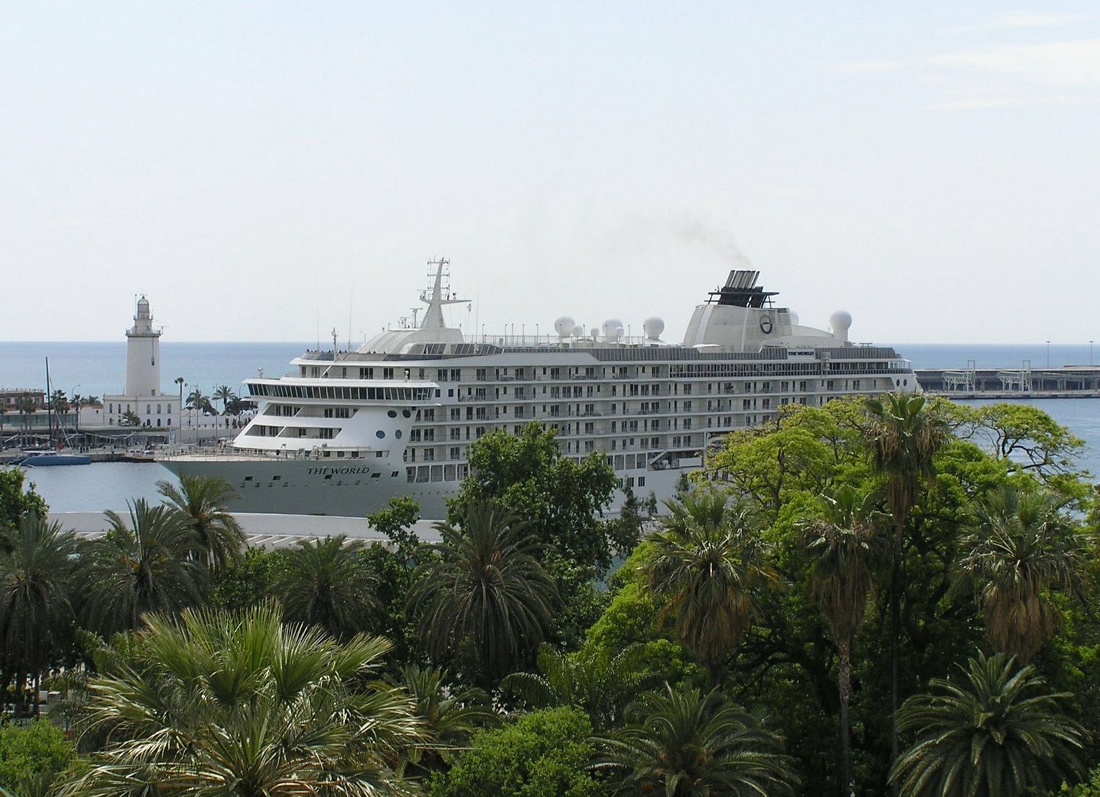 ‘The World’ atracando este lunes en el muelle número dos.