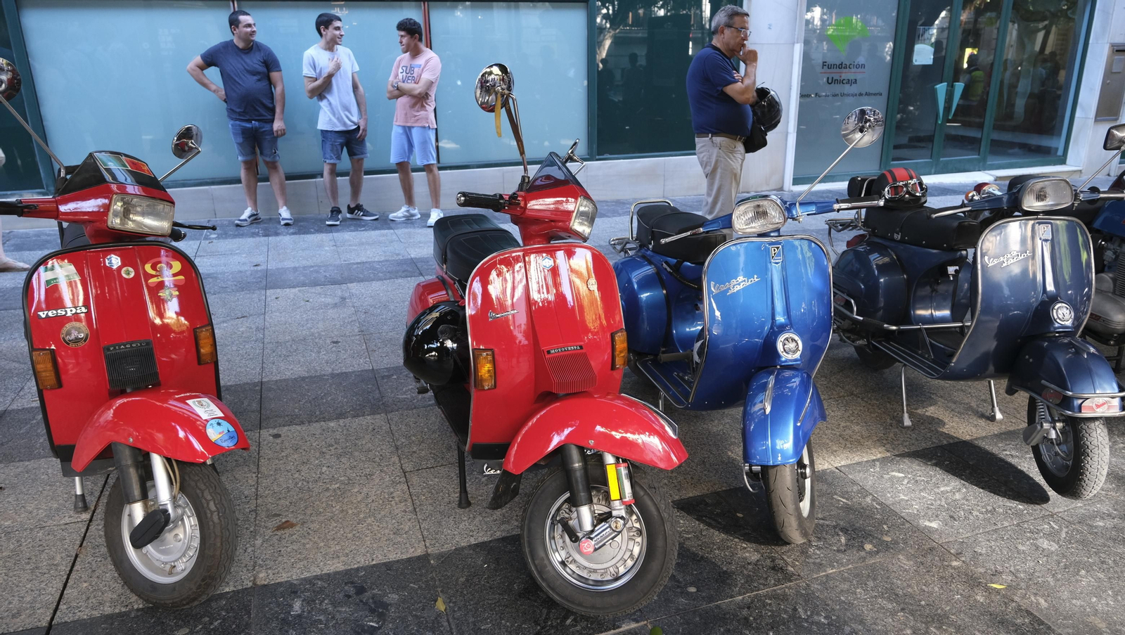Las motos antiguas dan brillo a la Feria de Almería