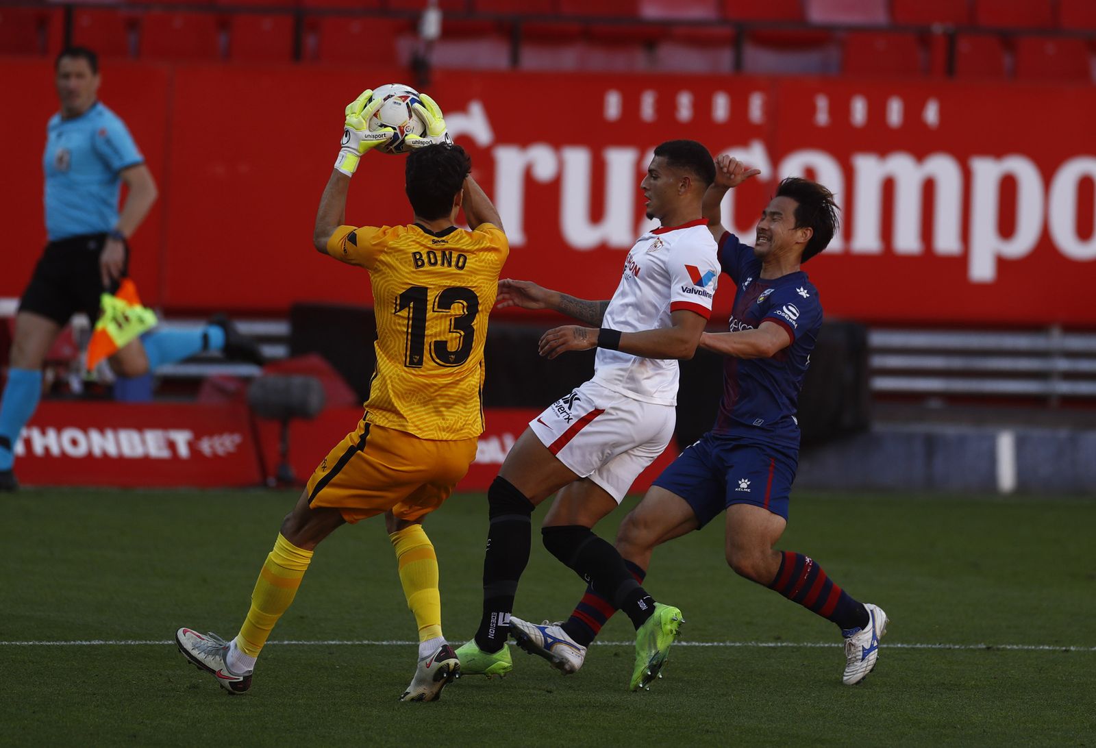 Bono, de amarillo íntegro y con el 13, bloca un balón ante Diego Carlos y Okazaki.