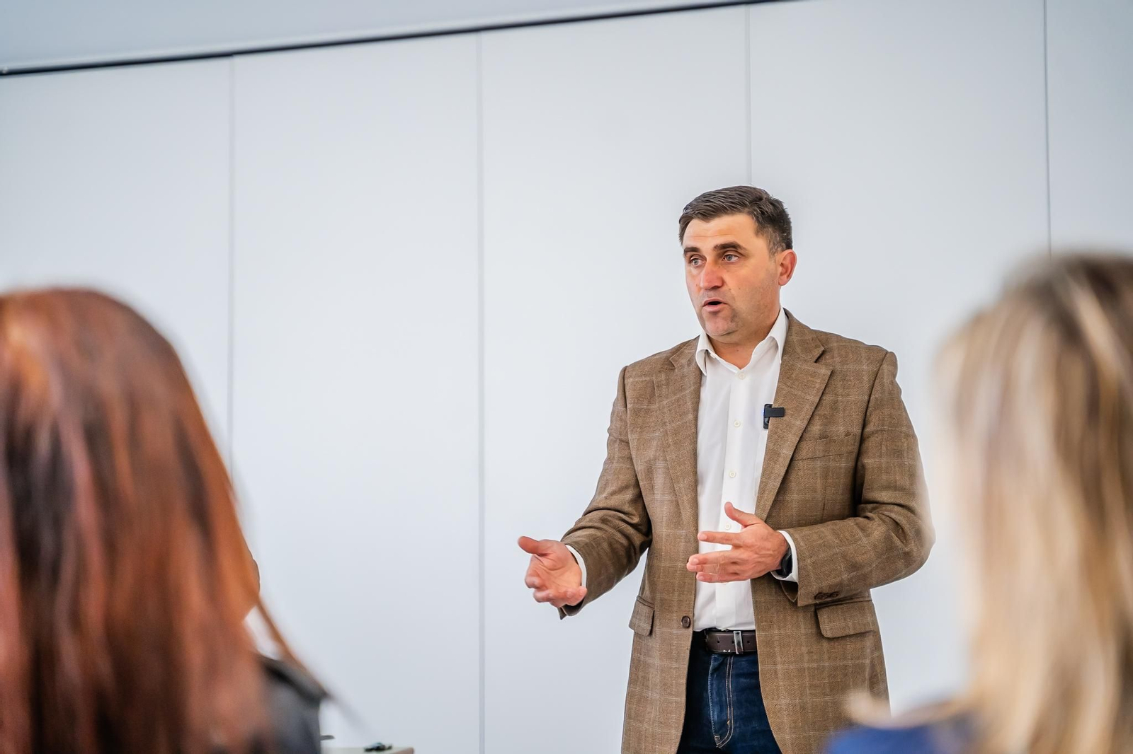 José Juan Rodríguez, concejal roquetero charlando durante unos talleres.