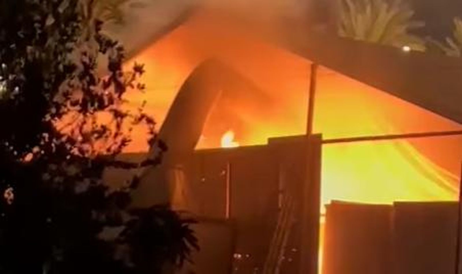 Un fragmento del vídeo en el que se muestra el incendio en la Feria de Jerez