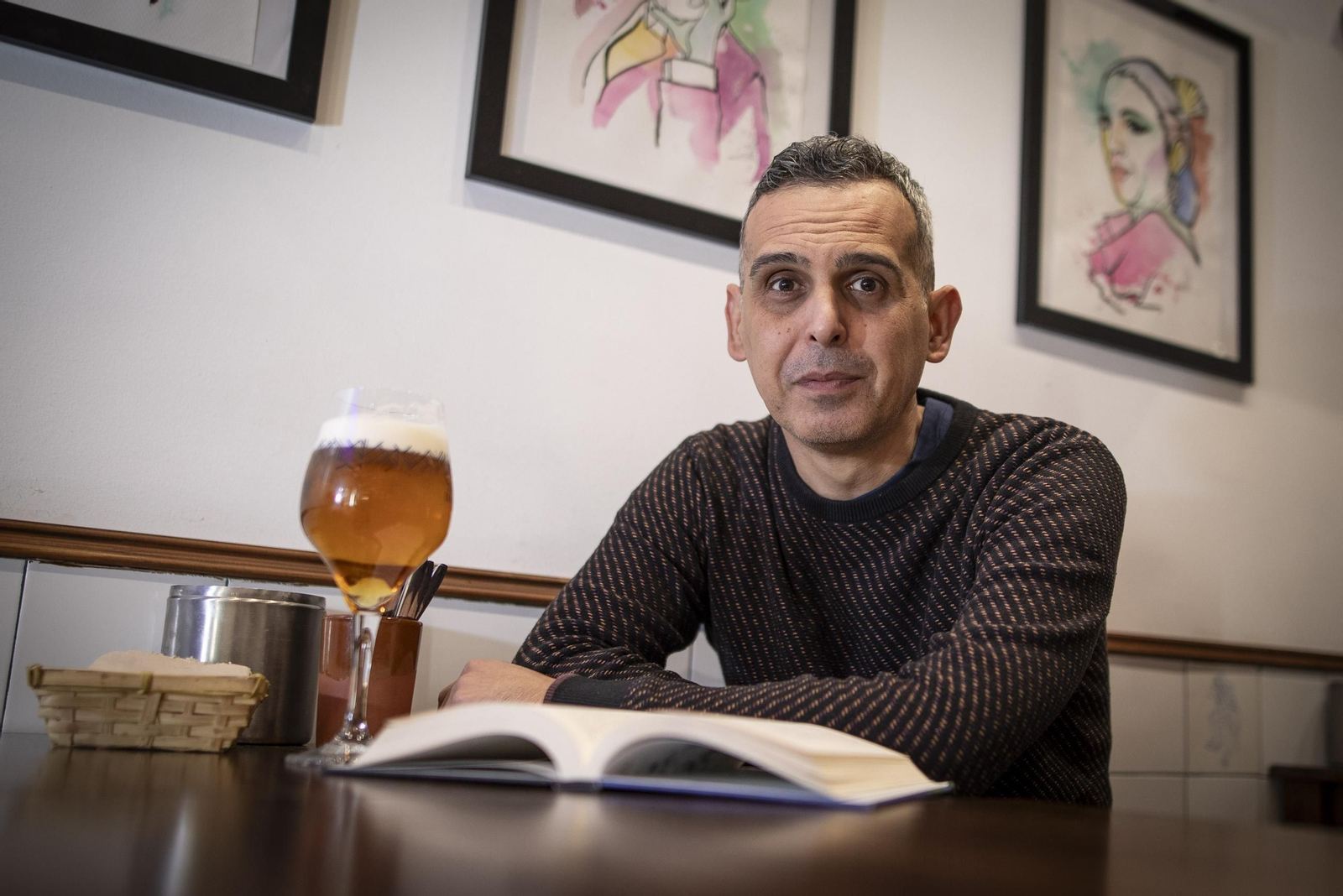 El autor posa para la entrevista en el interior del bar Bienbebida, haciendo honor al nombre.