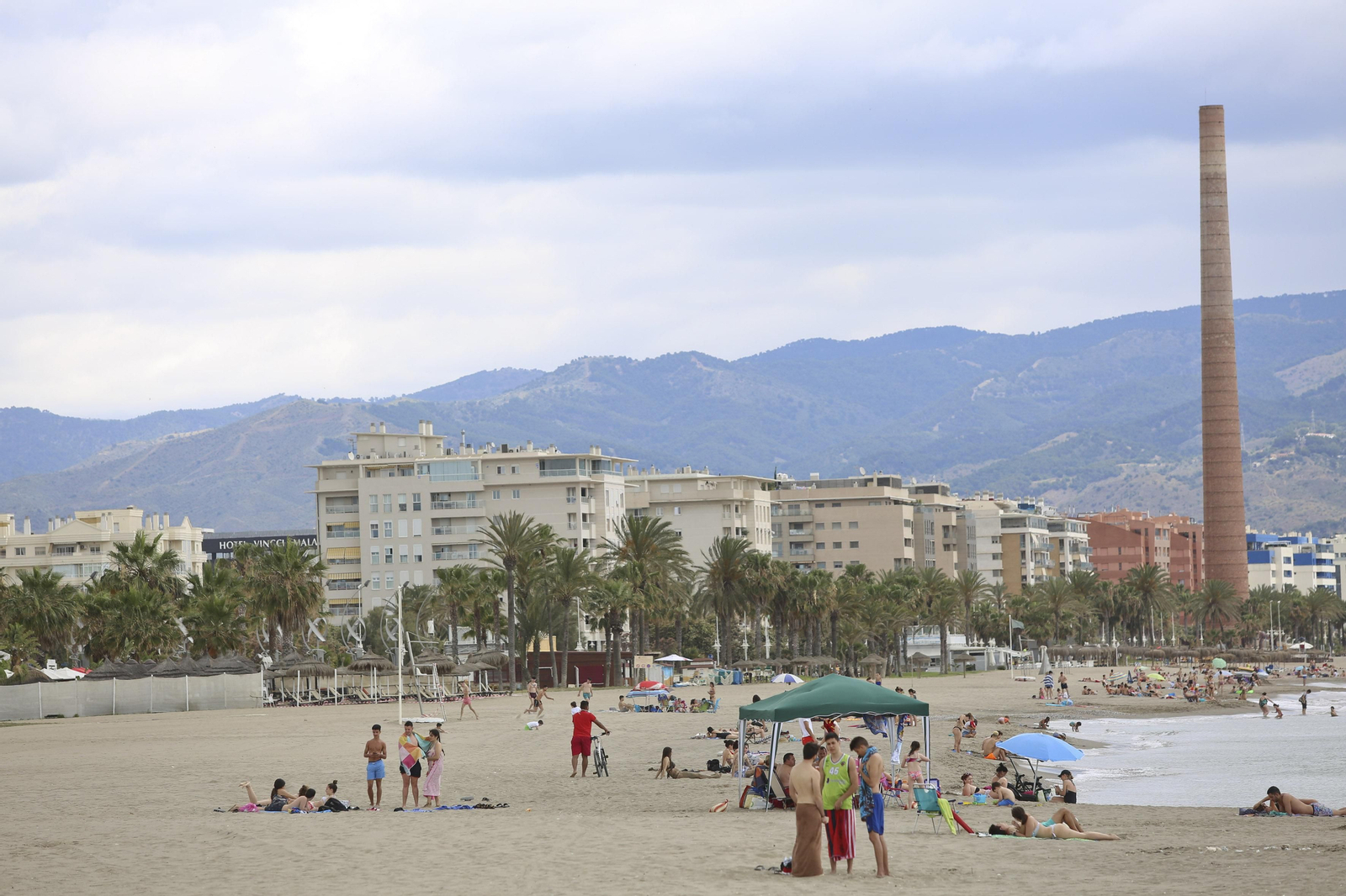 Fotos de la playa de La Misericordia, en Málaga, en el segundo día de calor de la desescalada