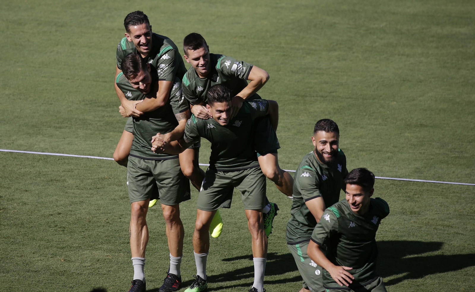 Lo Celso, encima de Bartra, en el entrenamiento de ayer.