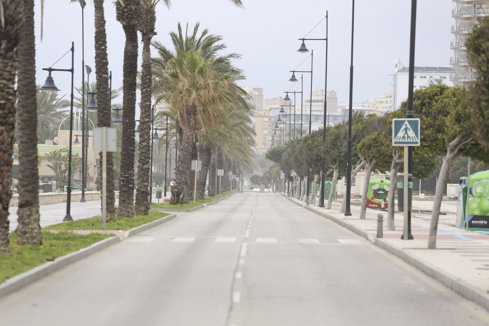 Playas cerradas en Torremolinos, la imagen del coronavirus en Málaga